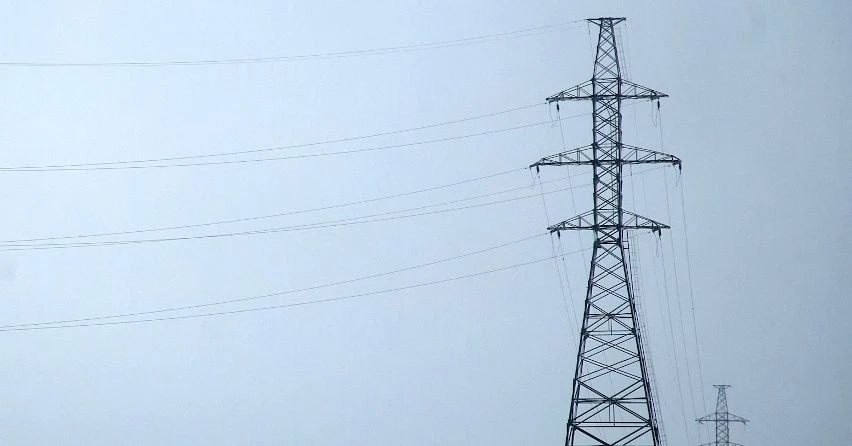 В Новгородской области продолжают восстанавливать электроснабжение