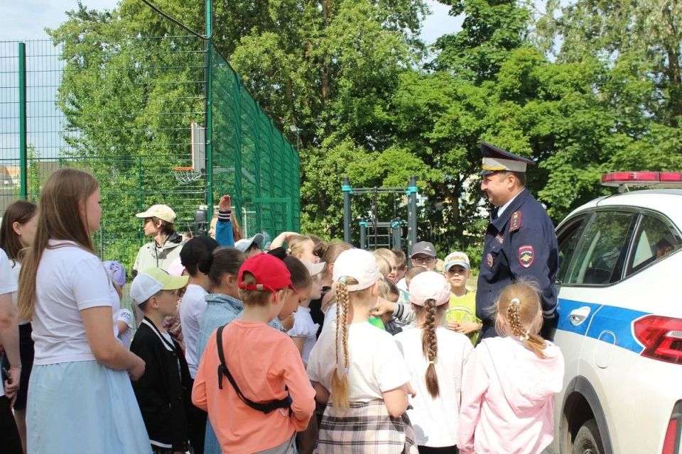 В Великом Новгороде сотрудники правоохранительных органов и общественники поздравили школьников с началом летних каникул В Великом Новгороде сотрудники правоохранительных органов и общественники поздравили школьников с началом летних каникул