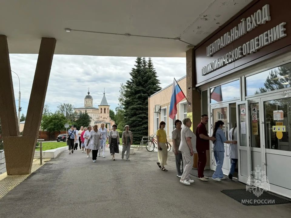 Практическая тренировка по эвакуации пациентов и персонала в случае чрезвычайной ситуации прошла в Новгородской областной больнице Практическая тренировка по эвакуации пациентов и персонала в случае чрезвычайной ситуации прошла в Новгородской областной больнице