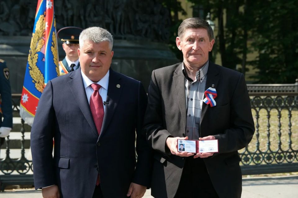 Имя депутата Новгородской областной Думы II и III созывов Владимира Петровича Васильева внесено в Книгу Почёта Новгородской области Имя депутата Новгородской областной Думы II и III созывов Владимира Петровича Васильева внесено в Книгу Почёта Новгородской области