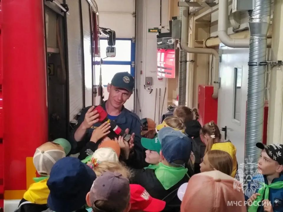 В гости к пожарным. Пожарные отдельного поста 11 пожарно-спасательной части города Валдай провели экскурсию для воспитанников детского лагеря «Умники и умницы» В гости к пожарным. Пожарные отдельного поста 11 пожарно-спасательной части города Валдай провели экскурсию для воспитанников детского лагеря «Умники и умницы»