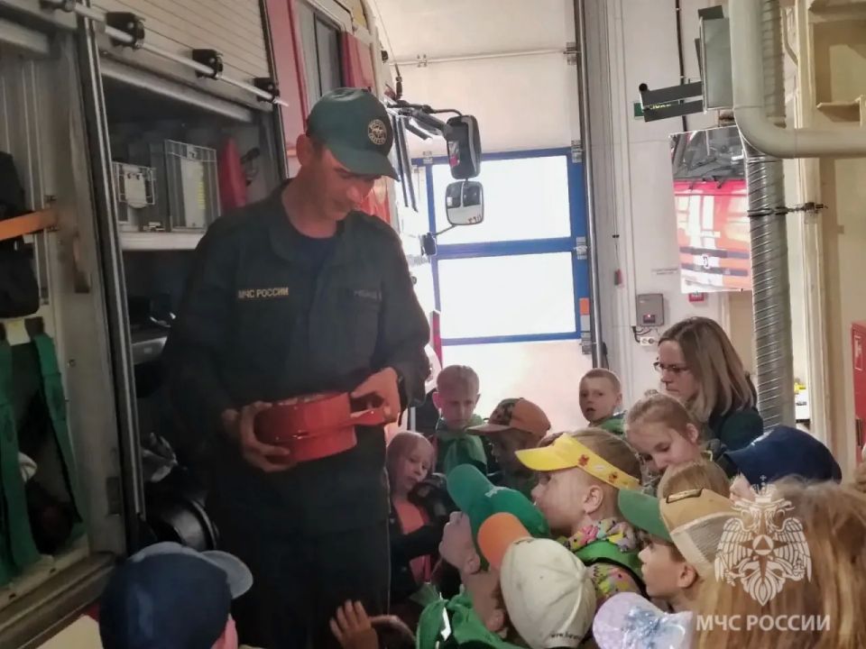 В гости к пожарным. Пожарные отдельного поста 11 пожарно-спасательной части города Валдай провели экскурсию для воспитанников детского лагеря «Умники и умницы» В гости к пожарным. Пожарные отдельного поста 11 пожарно-спасательной части города Валдай провели экскурсию для воспитанников детского лагеря «Умники и умницы»