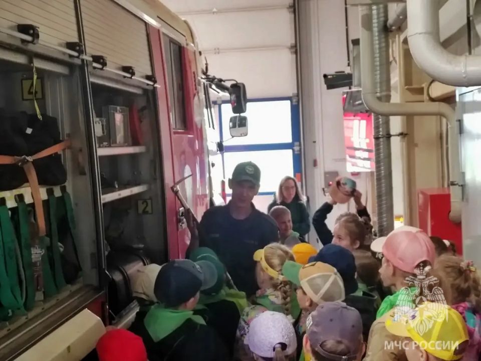 В гости к пожарным. Пожарные отдельного поста 11 пожарно-спасательной части города Валдай провели экскурсию для воспитанников детского лагеря «Умники и умницы» В гости к пожарным. Пожарные отдельного поста 11 пожарно-спасательной части города Валдай провели экскурсию для воспитанников детского лагеря «Умники и умницы»