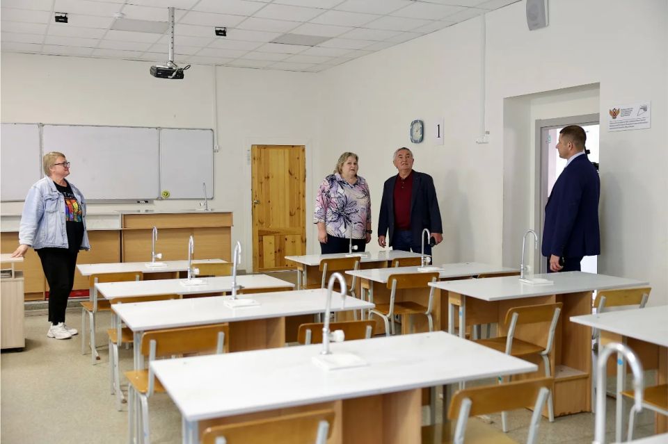 Благоустройство территории Холмской школы будет продолжено Благоустройство территории Холмской школы будет продолжено