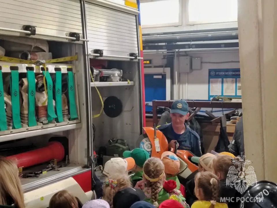 В гости к пожарным. Пожарные отдельного поста 11 пожарно-спасательной части города Валдай провели экскурсию для воспитанников детского лагеря «Умники и умницы» В гости к пожарным. Пожарные отдельного поста 11 пожарно-спасательной части города Валдай провели экскурсию для воспитанников детского лагеря «Умники и умницы»