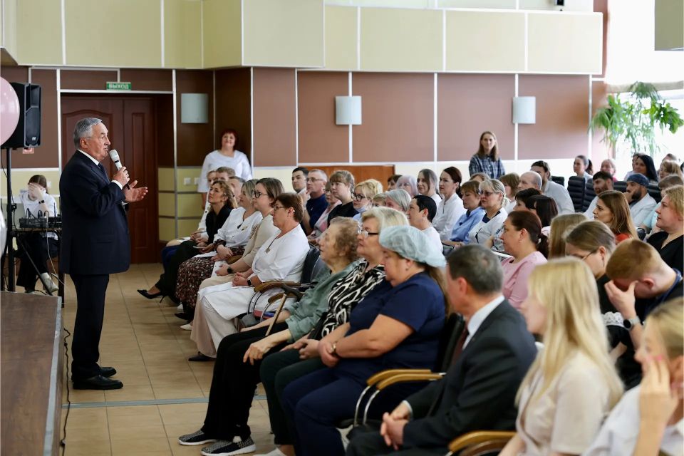 Юрий Бобрышев поздравил коллектив Новгородской областной клинической больницы Юрий Бобрышев поздравил коллектив Новгородской областной клинической больницы