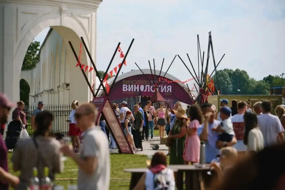 Фестиваль «Виноград» в Великом Новгороде посетили рекордные 270 тысяч раз Фестиваль «Виноград» в Великом Новгороде посетили рекордные 270 тысяч раз