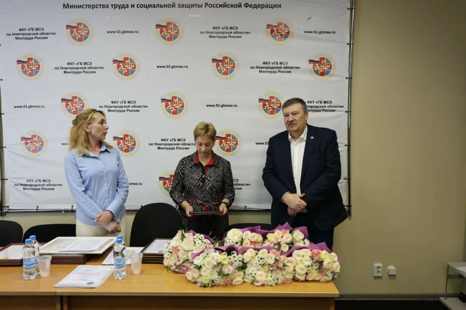 Сотрудников Главного бюро медико-социальной экспертизы по Новгородской области отметили областными наградами Сотрудников Главного бюро медико-социальной экспертизы по Новгородской области отметили областными наградами