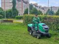 В парках Великого Новгорода косят траву новым минитрактором
