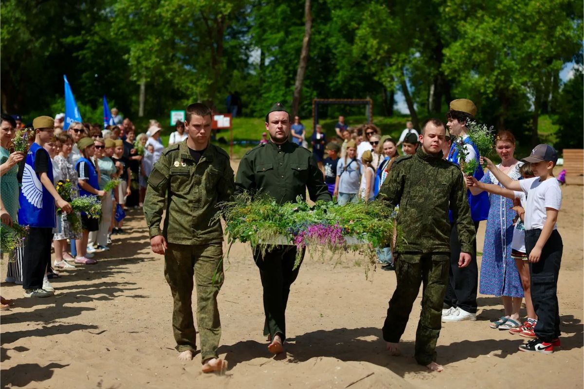 Юрий Бобрышев принял участие в памятных мероприятиях в Шимске Юрий Бобрышев принял участие в памятных мероприятиях в Шимске