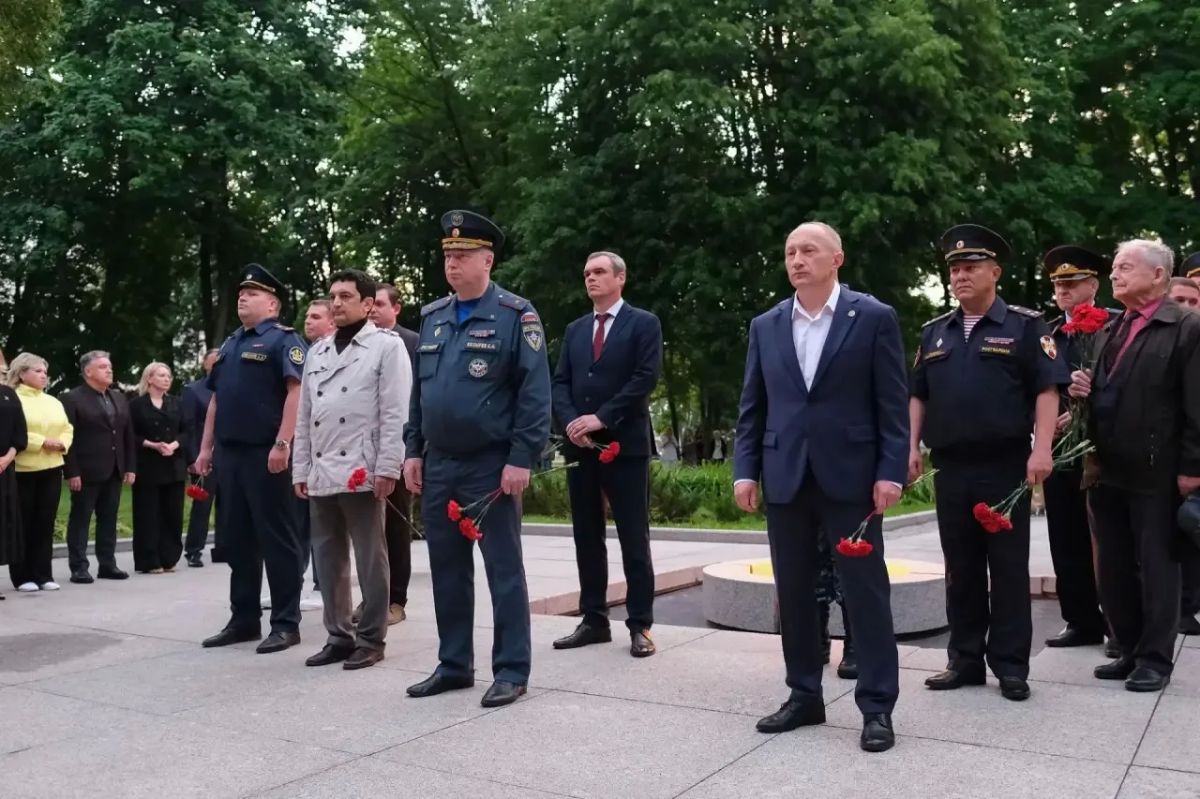 Навсегда в памяти. Сегодня в 4 утра у мемориала «Вечный огонь славы» личный состав Главного управления МЧС России по Новгородской области вместе с сотрудниками правоохранительных органов, представителями органов власти и... Навсегда в памяти. Сегодня в 4 утра у мемориала «Вечный огонь славы» личный состав Главного управления МЧС России по Новгородской области вместе с сотрудниками правоохранительных органов, представителями органов власти и...