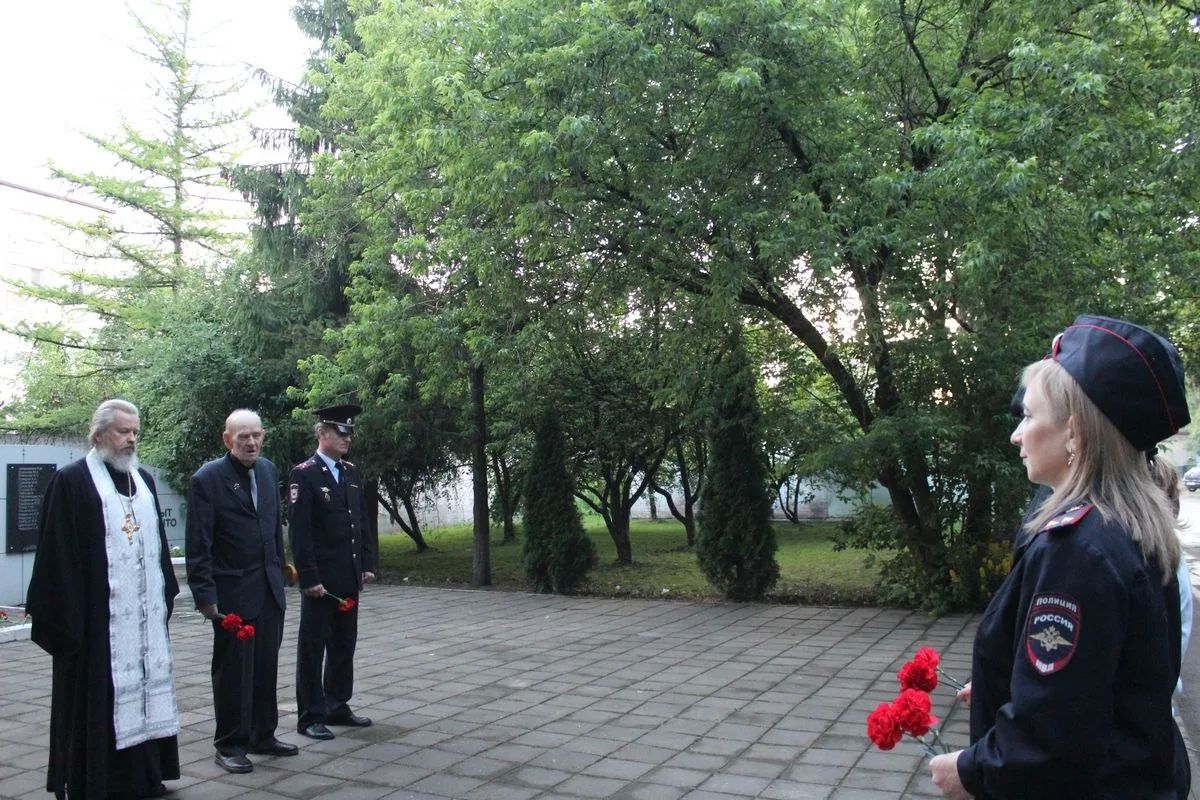 В Великом Новгороде полицейские и общественники склонили головы перед подвигом героев Великой Отечественной войны В Великом Новгороде полицейские и общественники склонили головы перед подвигом героев Великой Отечественной войны
