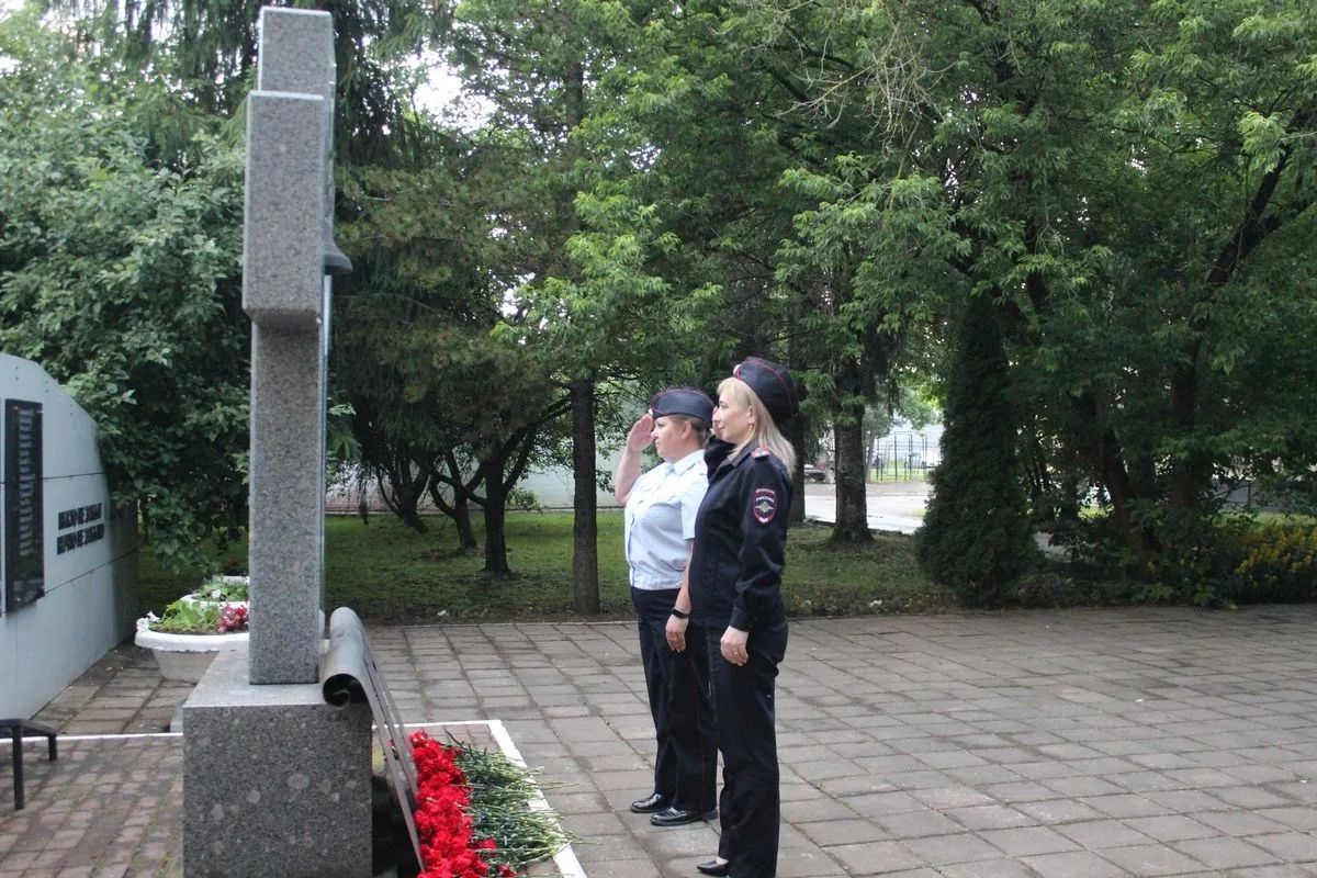 В Великом Новгороде полицейские и общественники склонили головы перед подвигом героев Великой Отечественной войны В Великом Новгороде полицейские и общественники склонили головы перед подвигом героев Великой Отечественной войны