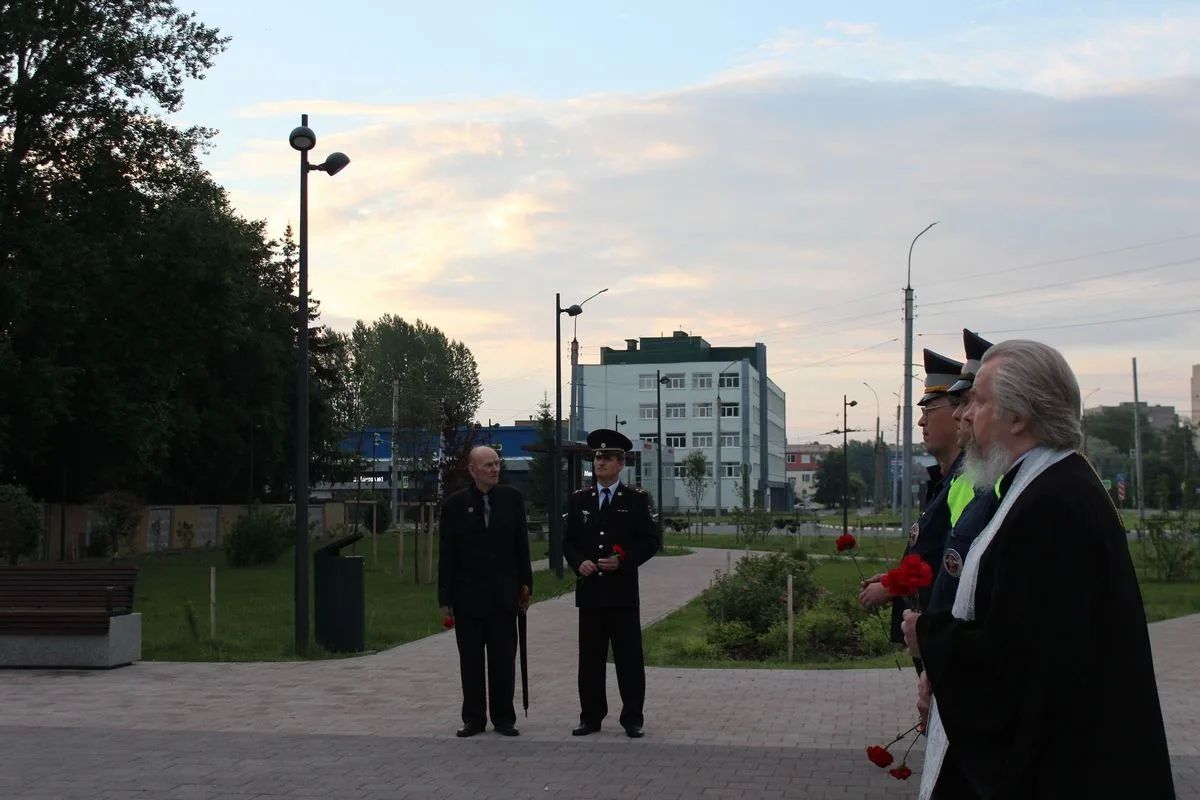 В Великом Новгороде полицейские и общественники склонили головы перед подвигом героев Великой Отечественной войны В Великом Новгороде полицейские и общественники склонили головы перед подвигом героев Великой Отечественной войны