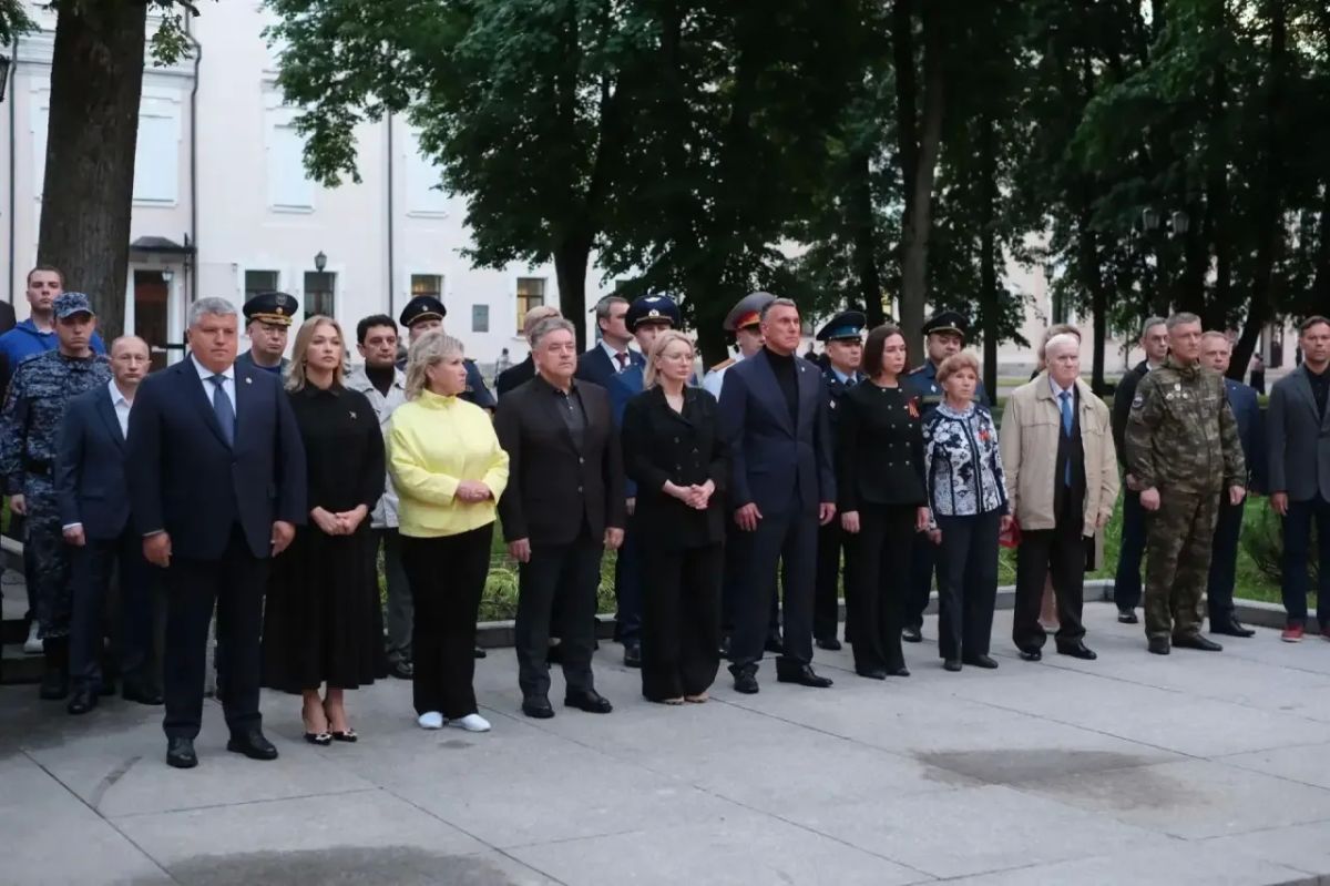 Навсегда в памяти. Сегодня в 4 утра у мемориала «Вечный огонь славы» личный состав Главного управления МЧС России по Новгородской области вместе с сотрудниками правоохранительных органов, представителями органов власти и... Навсегда в памяти. Сегодня в 4 утра у мемориала «Вечный огонь славы» личный состав Главного управления МЧС России по Новгородской области вместе с сотрудниками правоохранительных органов, представителями органов власти и...