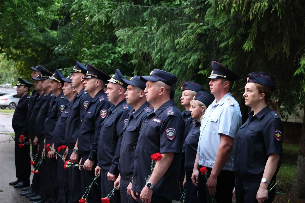 Сотрудники новгородской полиции, общественники и ветераны регионального УМВД почтили память великих героев накануне Дня памяти и скорби Сотрудники новгородской полиции, общественники и ветераны регионального УМВД почтили память великих героев накануне Дня памяти и скорби
