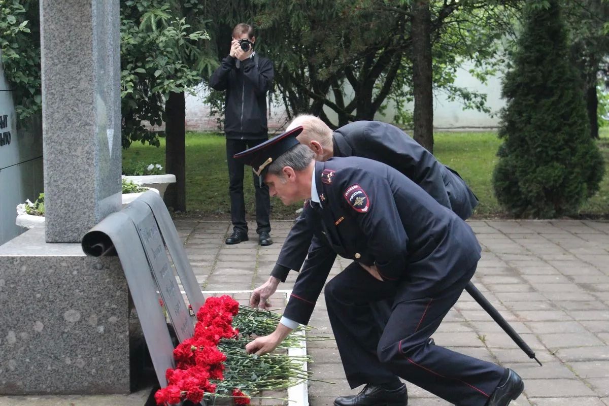 В Великом Новгороде полицейские и общественники склонили головы перед подвигом героев Великой Отечественной войны В Великом Новгороде полицейские и общественники склонили головы перед подвигом героев Великой Отечественной войны