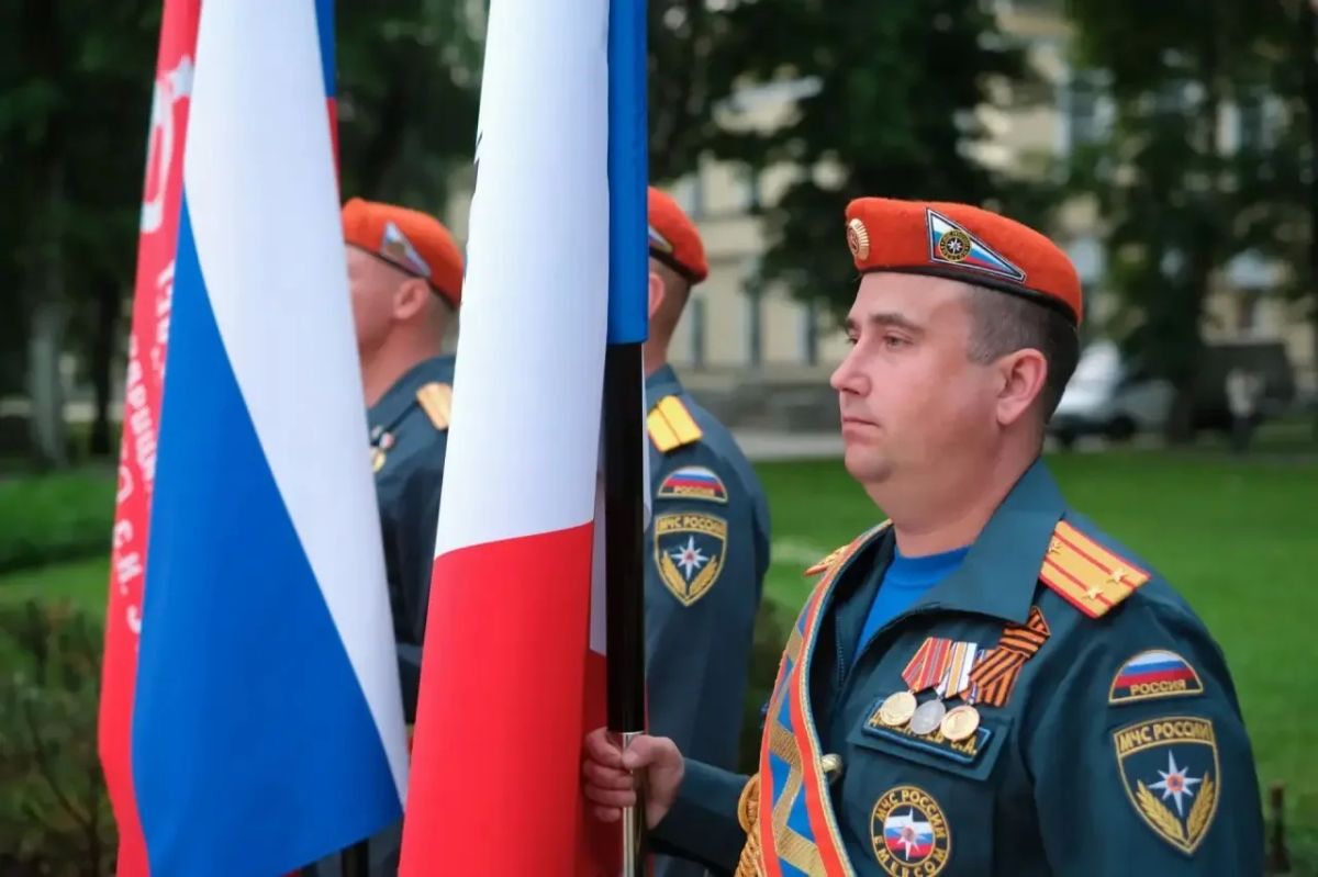 Навсегда в памяти. Сегодня в 4 утра у мемориала «Вечный огонь славы» личный состав Главного управления МЧС России по Новгородской области вместе с сотрудниками правоохранительных органов, представителями органов власти и... Навсегда в памяти. Сегодня в 4 утра у мемориала «Вечный огонь славы» личный состав Главного управления МЧС России по Новгородской области вместе с сотрудниками правоохранительных органов, представителями органов власти и...