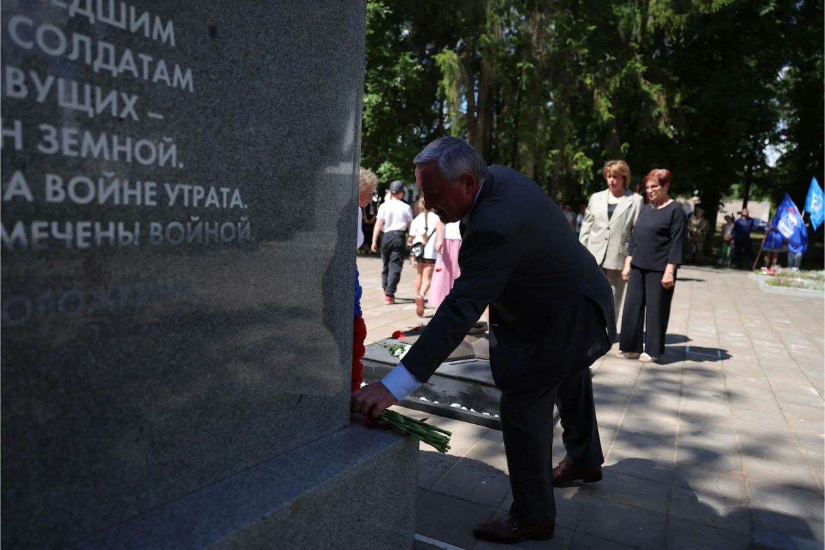 Юрий Бобрышев принял участие в памятных мероприятиях в Шимске Юрий Бобрышев принял участие в памятных мероприятиях в Шимске