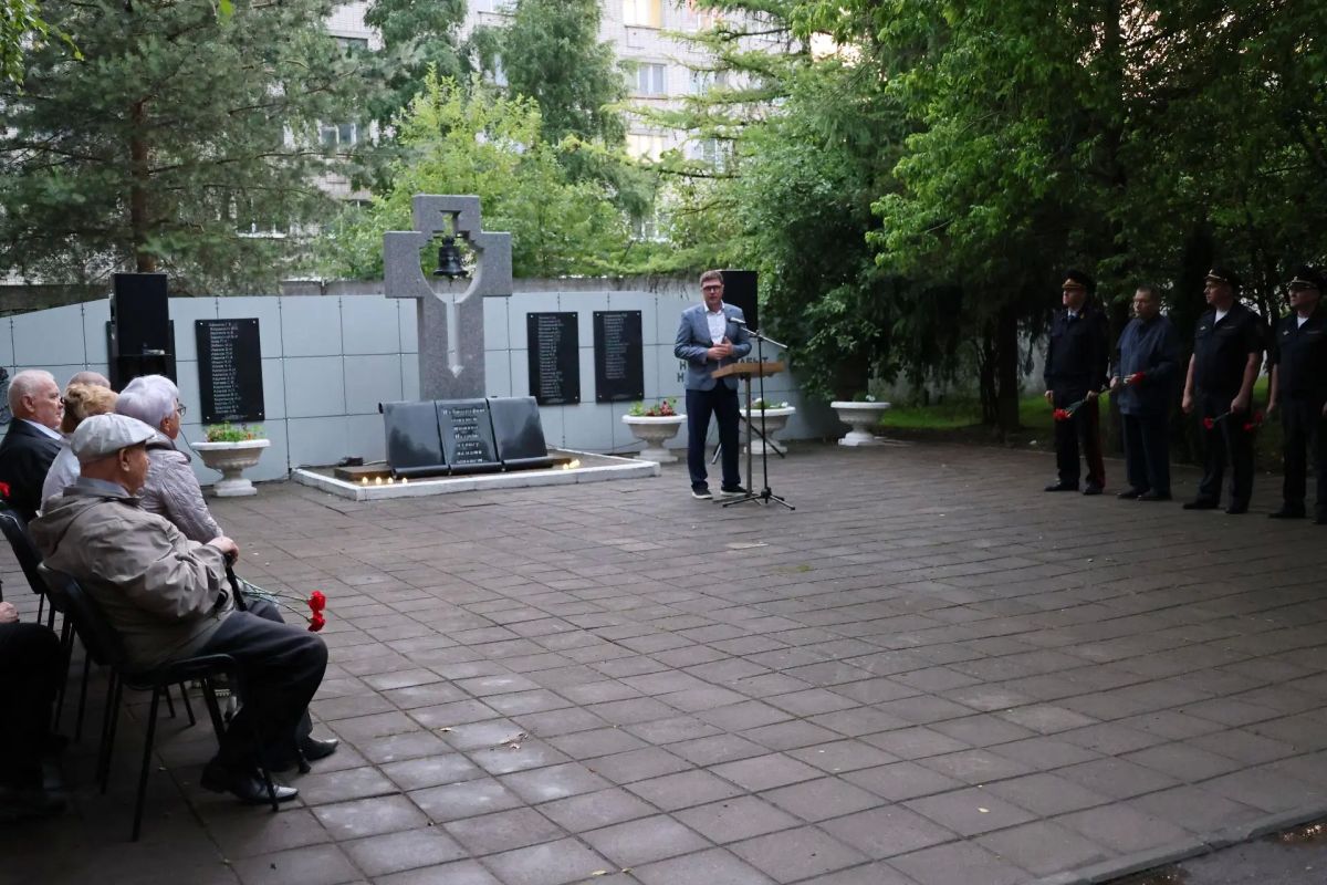 Сотрудники новгородской полиции, общественники и ветераны регионального УМВД почтили память великих героев накануне Дня памяти и скорби Сотрудники новгородской полиции, общественники и ветераны регионального УМВД почтили память великих героев накануне Дня памяти и скорби