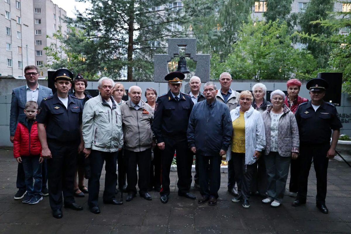 Сотрудники новгородской полиции, общественники и ветераны регионального УМВД почтили память великих героев накануне Дня памяти и скорби Сотрудники новгородской полиции, общественники и ветераны регионального УМВД почтили память великих героев накануне Дня памяти и скорби