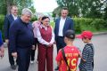 Во дворе Парфинской школы посадили яблоневый Сад памяти