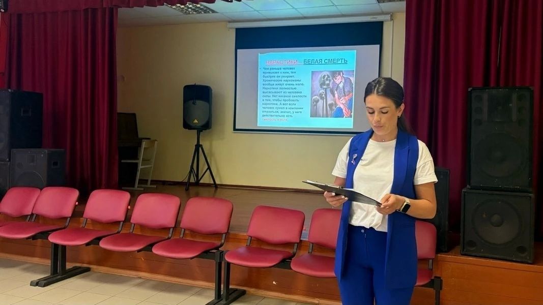 В Маловишерском округе полицейские проводят профилактические мероприятия с детьми и подростками В Маловишерском округе полицейские проводят профилактические мероприятия с детьми и подростками