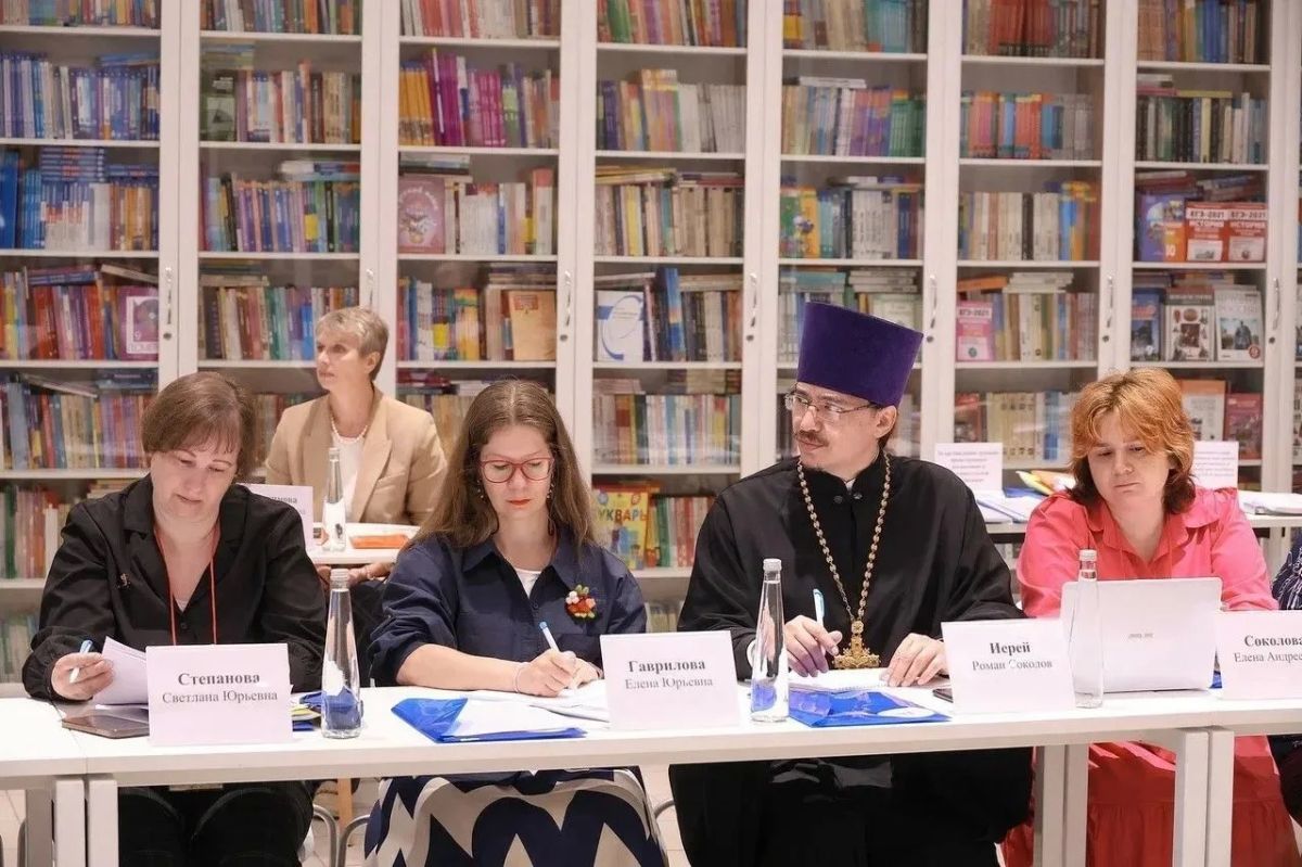 Александр Дронов встретился с участниками межрегионального этапа конкурса «За нравственный подвиг учителя» Александр Дронов встретился с участниками межрегионального этапа конкурса «За нравственный подвиг учителя»