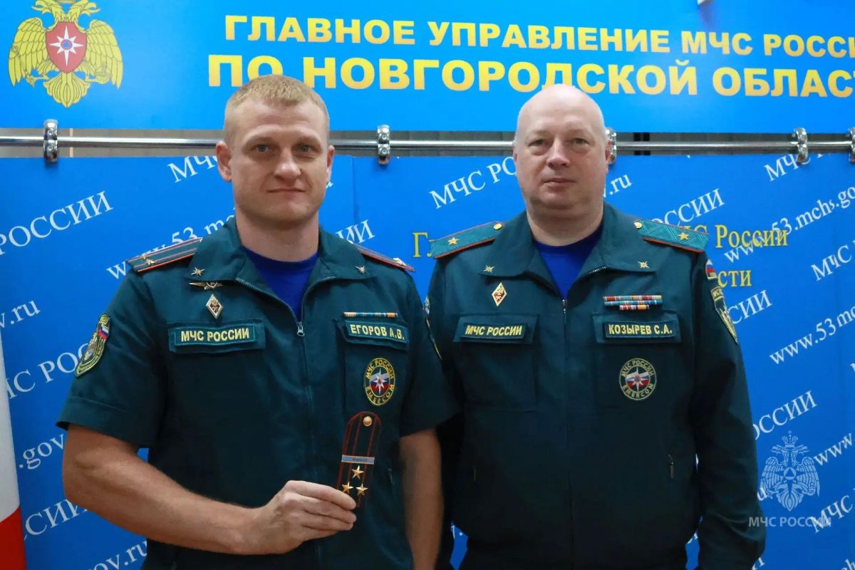Звездные погоны. В Главном управлении МЧС России по Новгородской области вручили очередные специальные звания сотрудникам Звездные погоны. В Главном управлении МЧС России по Новгородской области вручили очередные специальные звания сотрудникам