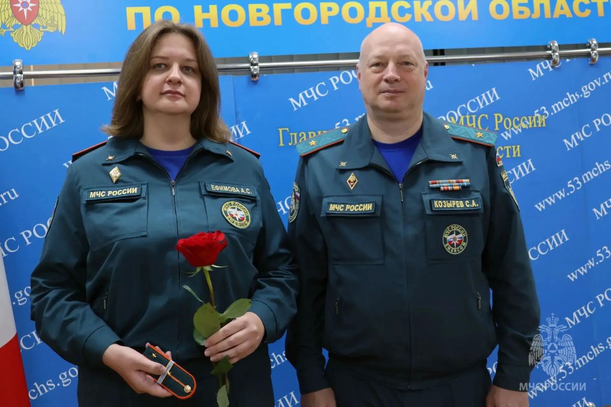 Звездные погоны. В Главном управлении МЧС России по Новгородской области вручили очередные специальные звания сотрудникам Звездные погоны. В Главном управлении МЧС России по Новгородской области вручили очередные специальные звания сотрудникам