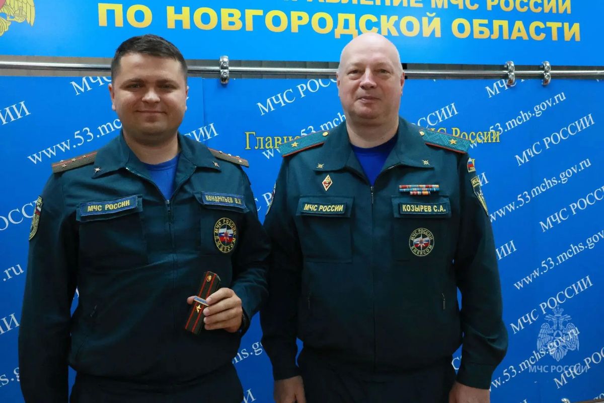 Звездные погоны. В Главном управлении МЧС России по Новгородской области вручили очередные специальные звания сотрудникам Звездные погоны. В Главном управлении МЧС России по Новгородской области вручили очередные специальные звания сотрудникам