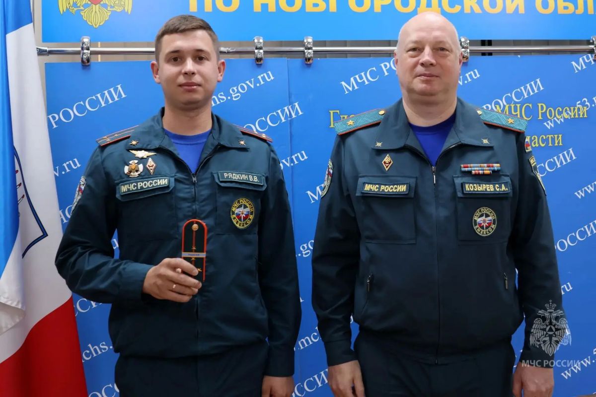 Звездные погоны. В Главном управлении МЧС России по Новгородской области вручили очередные специальные звания сотрудникам Звездные погоны. В Главном управлении МЧС России по Новгородской области вручили очередные специальные звания сотрудникам