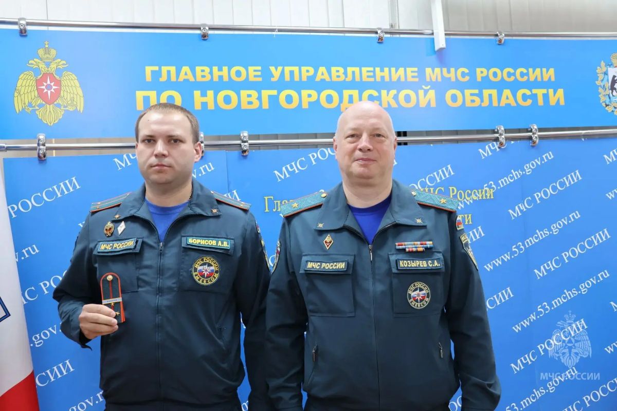 Звездные погоны. В Главном управлении МЧС России по Новгородской области вручили очередные специальные звания сотрудникам Звездные погоны. В Главном управлении МЧС России по Новгородской области вручили очередные специальные звания сотрудникам
