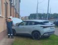 В Великом Новгороде иномарка врезалась в стену многоэтажки