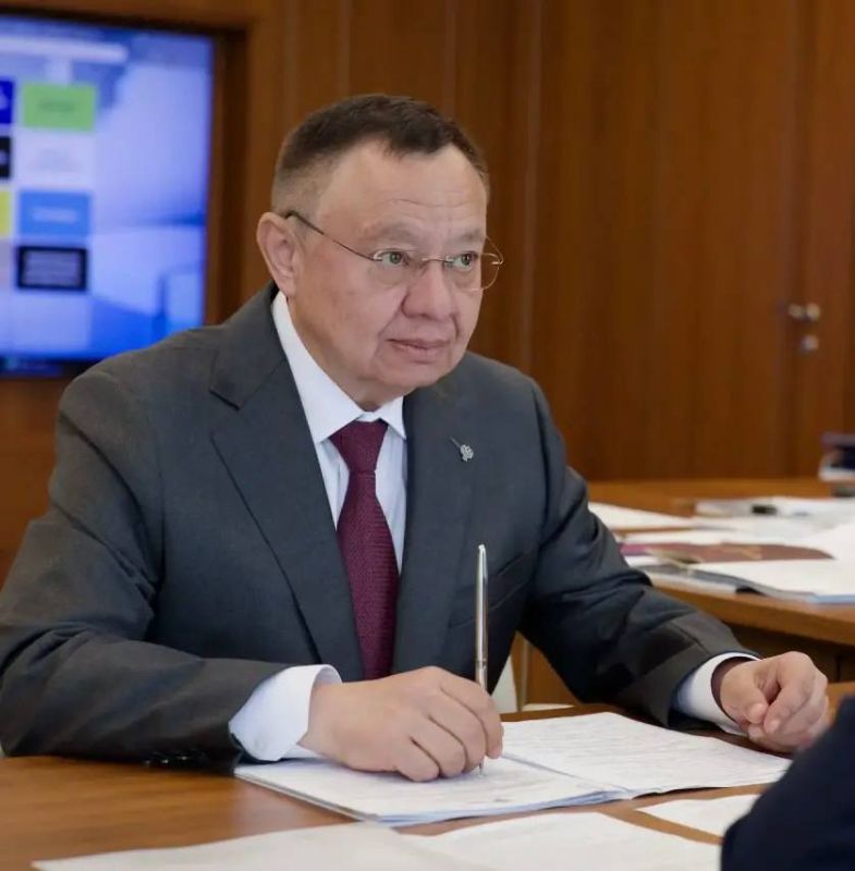 Губернатор Александр Дронов провёл встречу с министром строительства и ЖКХ России Иреком Файзуллиным Губернатор Александр Дронов провёл встречу с министром строительства и ЖКХ России Иреком Файзуллиным