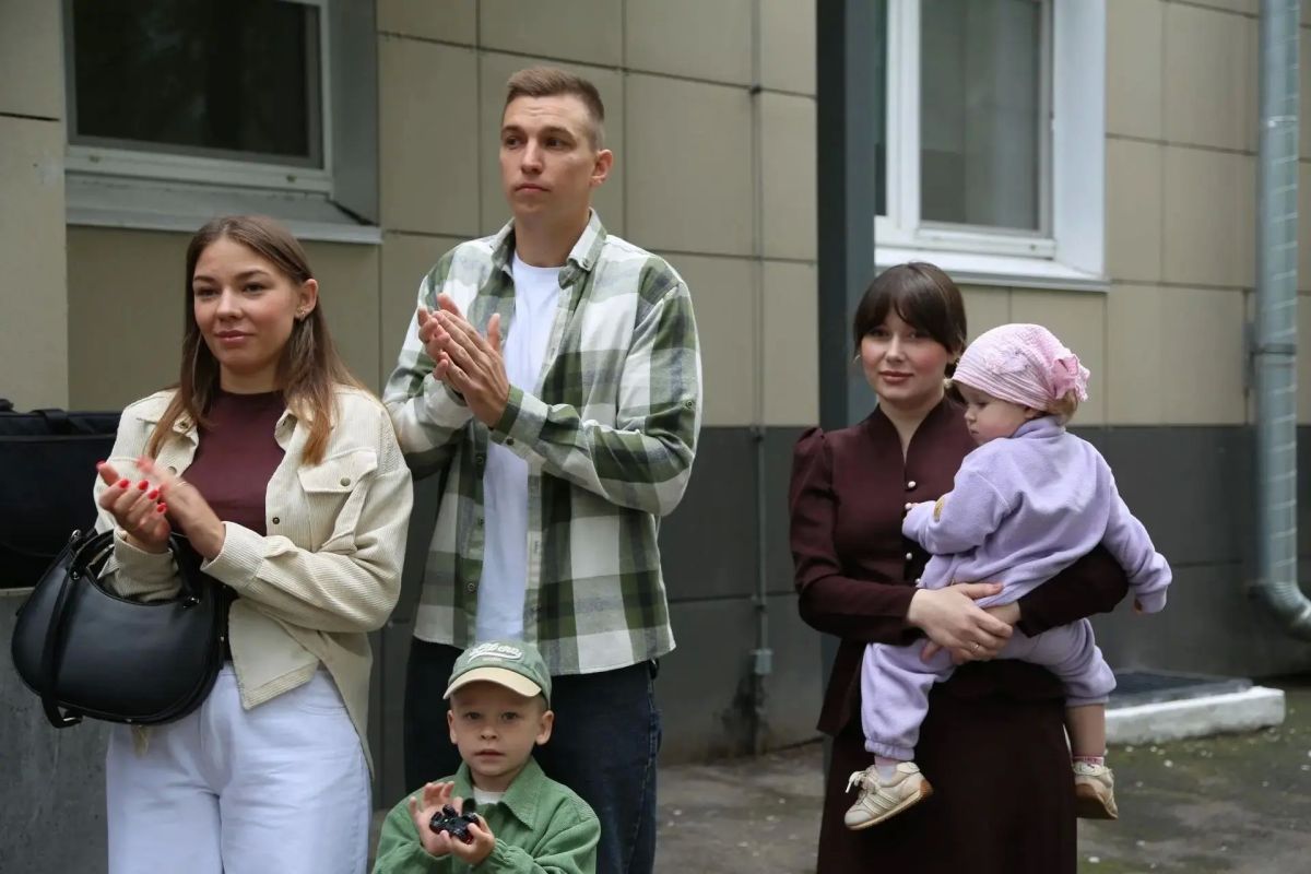 Сегодня открылась обновленная Аллея семей около перинатального центра Сегодня открылась обновленная Аллея семей около перинатального центра
