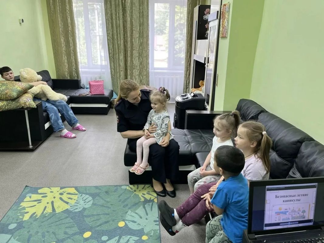 Новгородские полицейские провели урок безопасности для воспитанников центра «Детство» Новгородские полицейские провели урок безопасности для воспитанников центра «Детство»