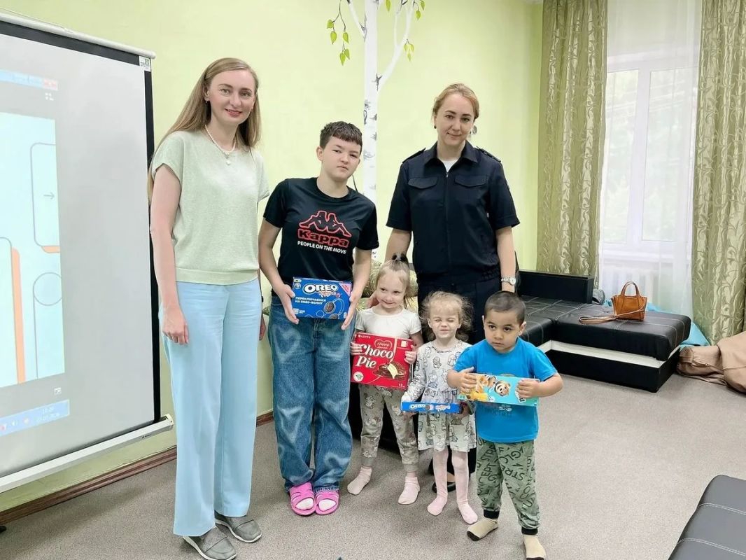 Новгородские полицейские провели урок безопасности для воспитанников центра «Детство» Новгородские полицейские провели урок безопасности для воспитанников центра «Детство»