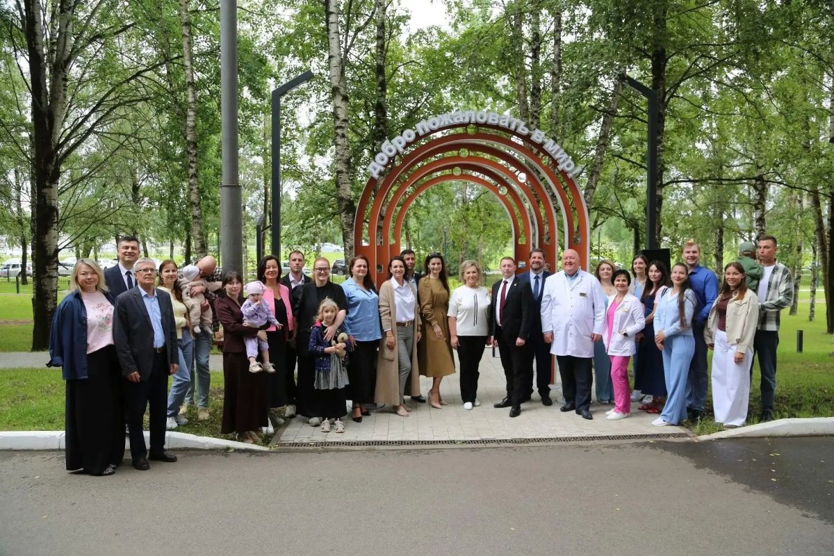 Сегодня открылась обновленная Аллея семей около перинатального центра Сегодня открылась обновленная Аллея семей около перинатального центра