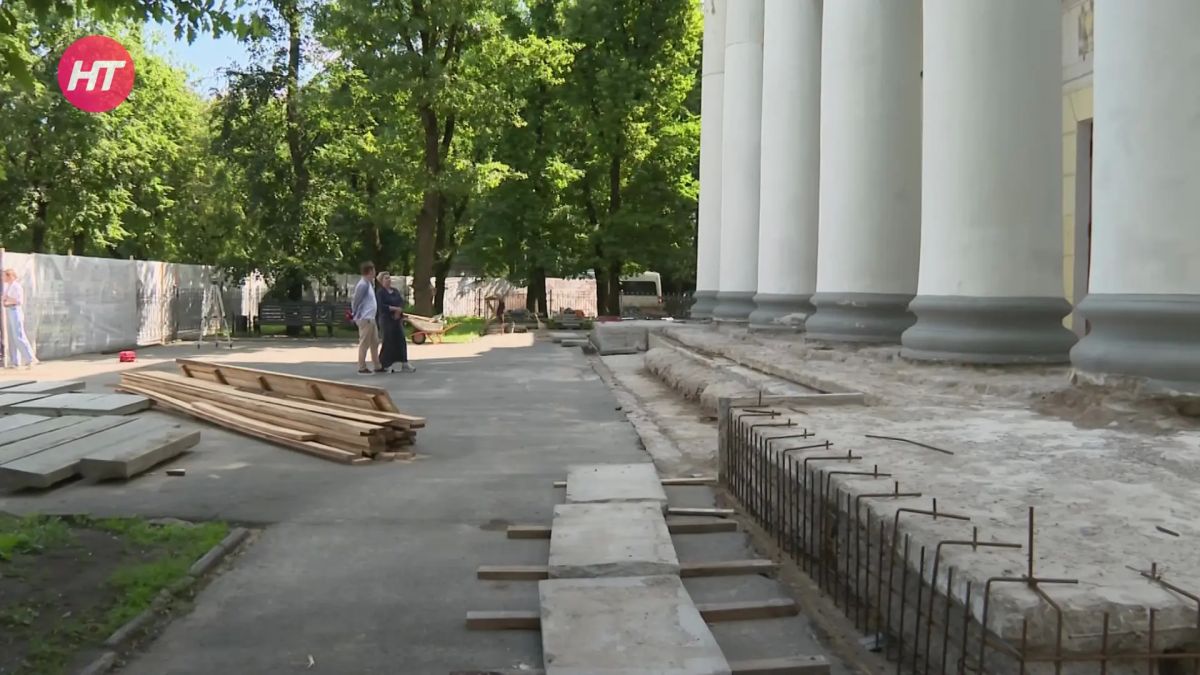В Великом Новгороде продолжается капремонт входной зоны здания Дворянского собрания
