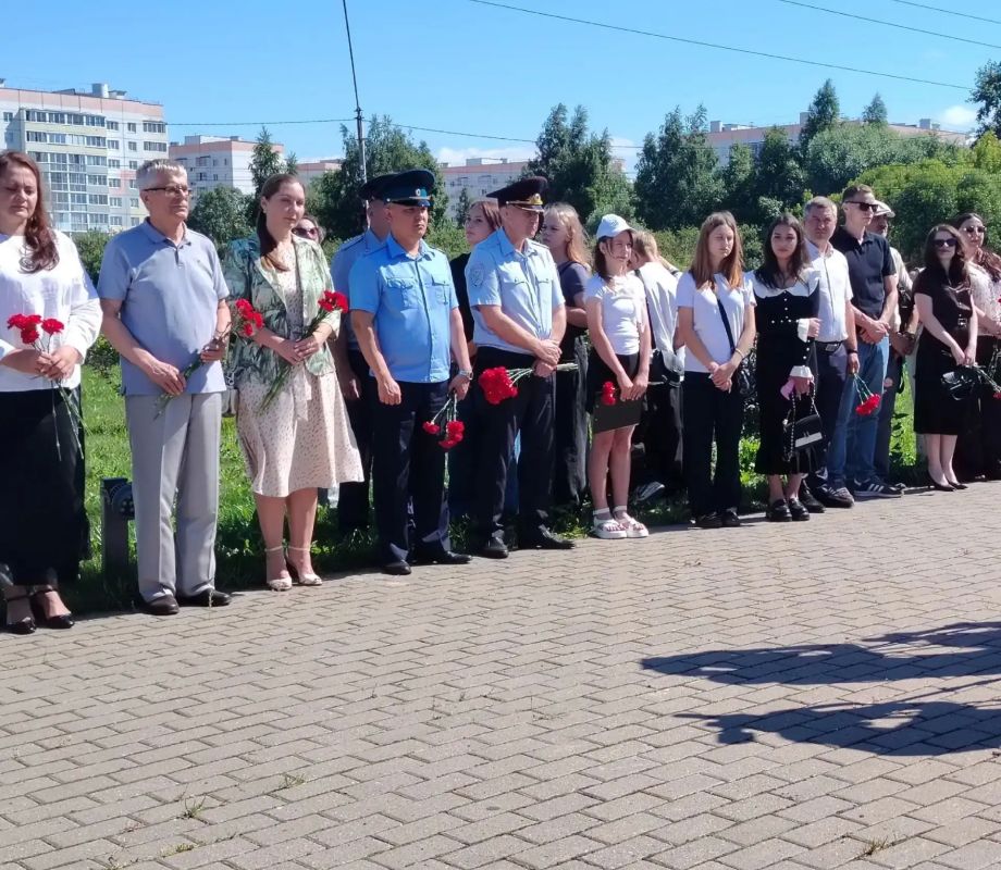Цветы у памятника и стихи о совести: как новгородцы отметили день рождения Державина Цветы у памятника и стихи о совести: как новгородцы отметили день рождения Державина