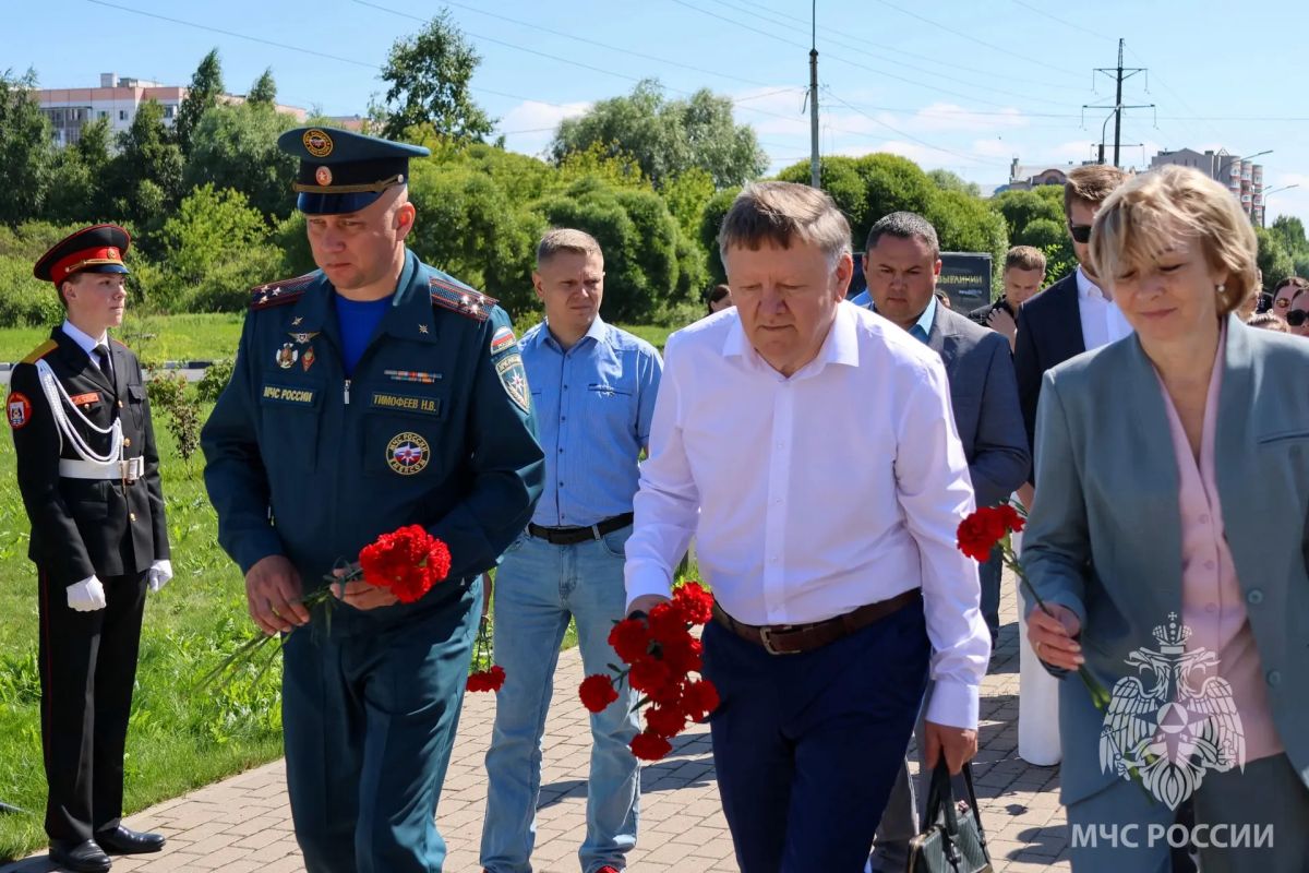 Пример служения Отечеству. Исполняющий обязанности начальника Главного управления МЧС России по Новгородской области Николай Тимофеев принял участие в торжественном мероприятии, посвященном 283-й годовщине со дня рождения... Пример служения Отечеству. Исполняющий обязанности начальника Главного управления МЧС России по Новгородской области Николай Тимофеев принял участие в торжественном мероприятии, посвященном 283-й годовщине со дня рождения...