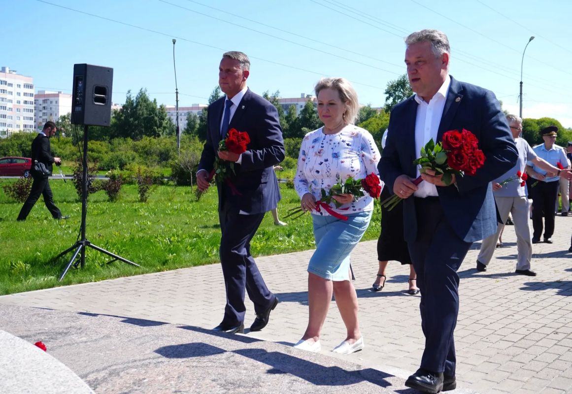 Сегодня у памятника Гавриилу Романовичу прошло торжественное мероприятие, приуроченное к 283 – летию со дня его рождения Сегодня у памятника Гавриилу Романовичу прошло торжественное мероприятие, приуроченное к 283 – летию со дня его рождения
