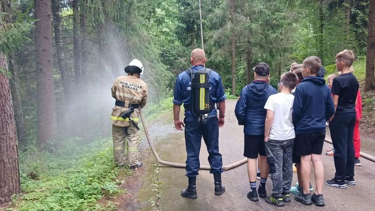 Новгородские полицейские и спасатели провели межведомственную акцию по безопасности в лагере «Олимпиец» Новгородские полицейские и спасатели провели межведомственную акцию по безопасности в лагере «Олимпиец»