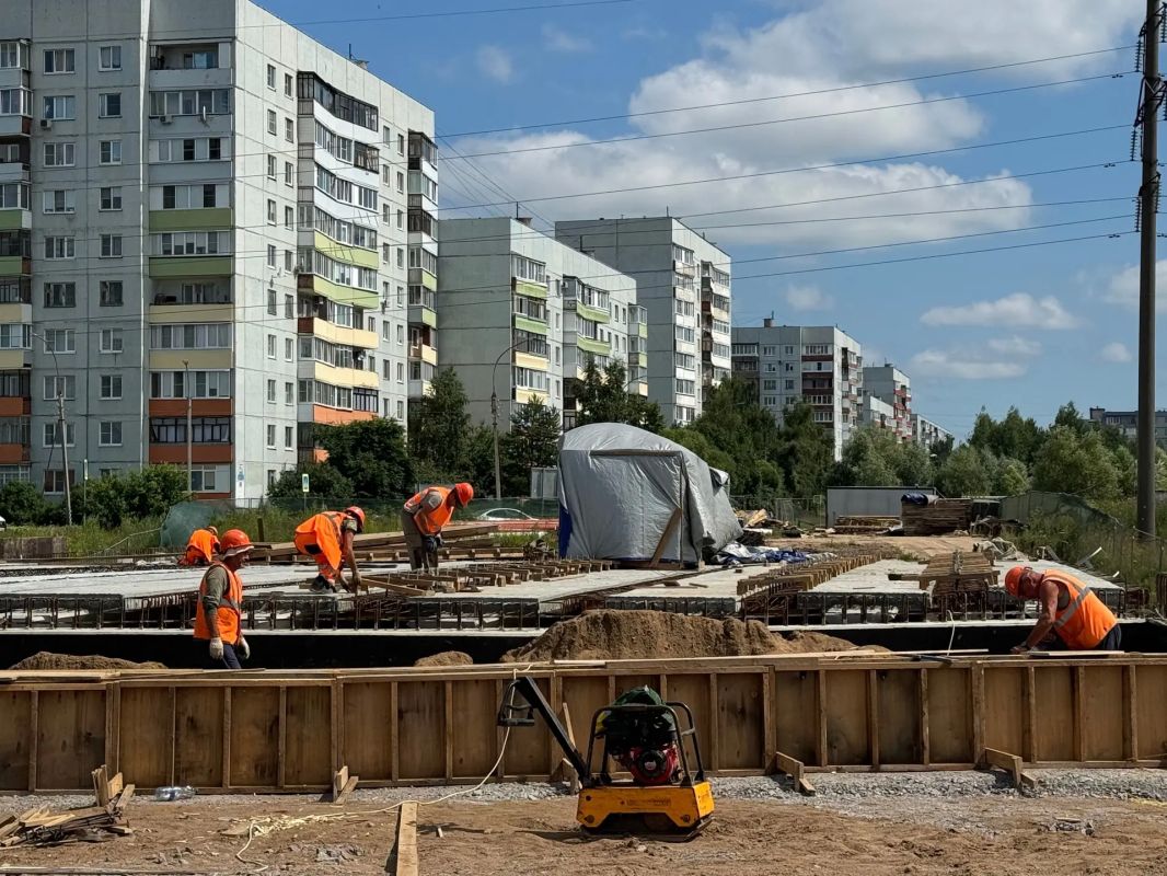 В Новгородском округе началось асфальтирование новой дороги В Новгородском округе началось асфальтирование новой дороги