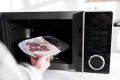 Опасности быстрого размораживания мяса в микроволновке: эксперты предупреждают