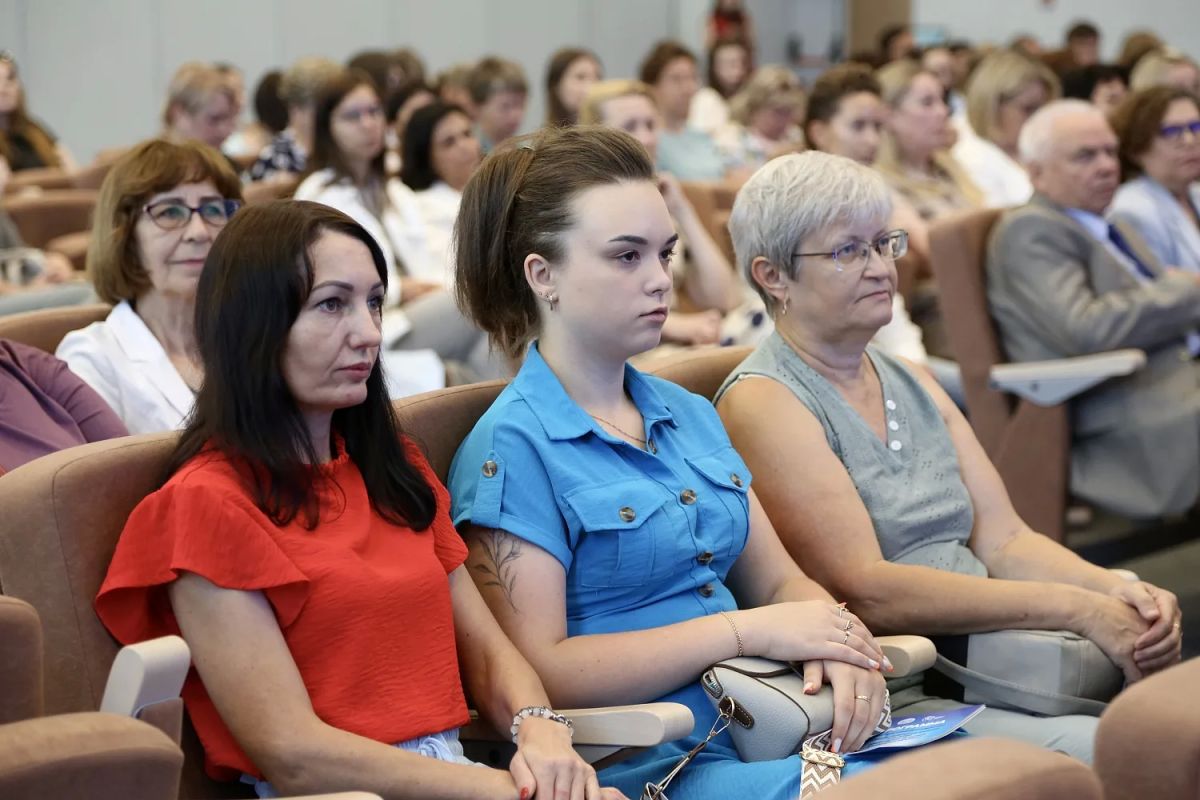 Крупнейшая больница Новгородской области отмечает 80 лет научной конференцией Крупнейшая больница Новгородской области отмечает 80 лет научной конференцией