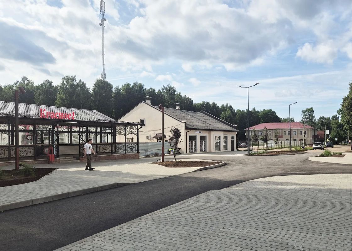 В поселке Любытино продолжаются работы по обновлению Базарной улицы В поселке Любытино продолжаются работы по обновлению Базарной улицы