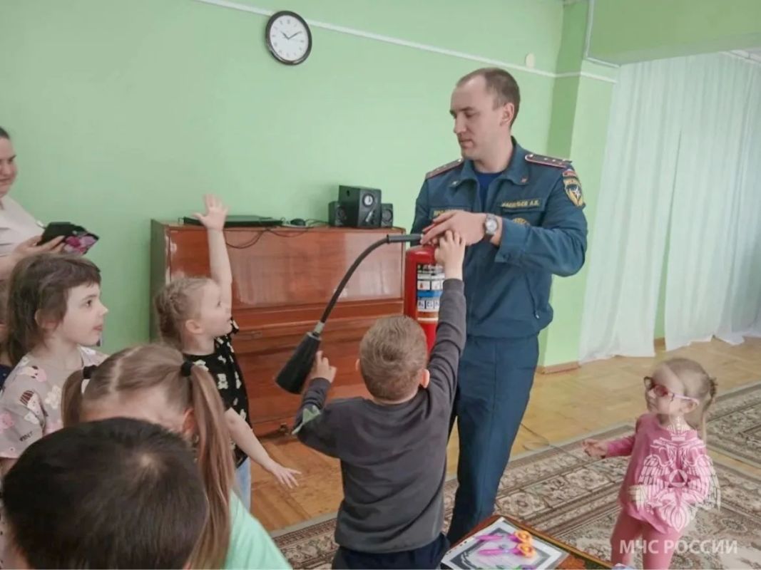 Сегодня сотрудники Государственного пожарного надзора МЧС России отмечают профессиональный праздник Сегодня сотрудники Государственного пожарного надзора МЧС России отмечают профессиональный праздник