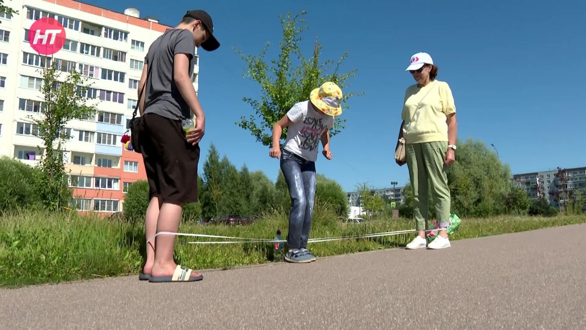 Как в Веряжском парке родители учили детей играть в дворовые игры Как в Веряжском парке родители учили детей играть в дворовые игры